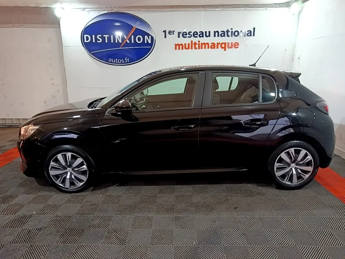 Profil côté gauche d'une Peugeot 208 noire de 2020, version BlueHDi 100 S&S Active Business, en intérieur showroom.