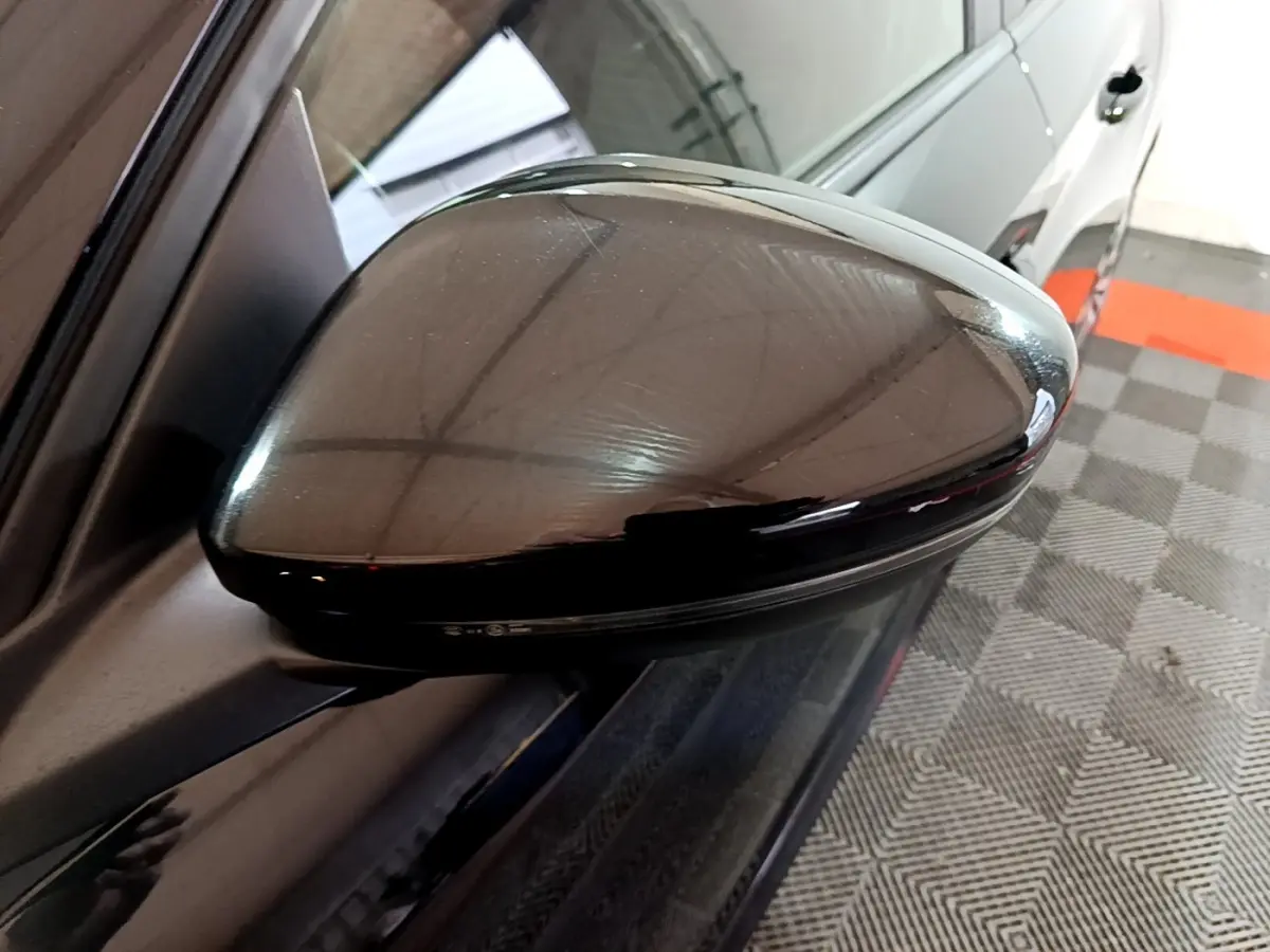 Rétroviseur extérieur droit noir brillant de la Peugeot 208 BlueHDi 100 S&S Active Business vue en gros plan.