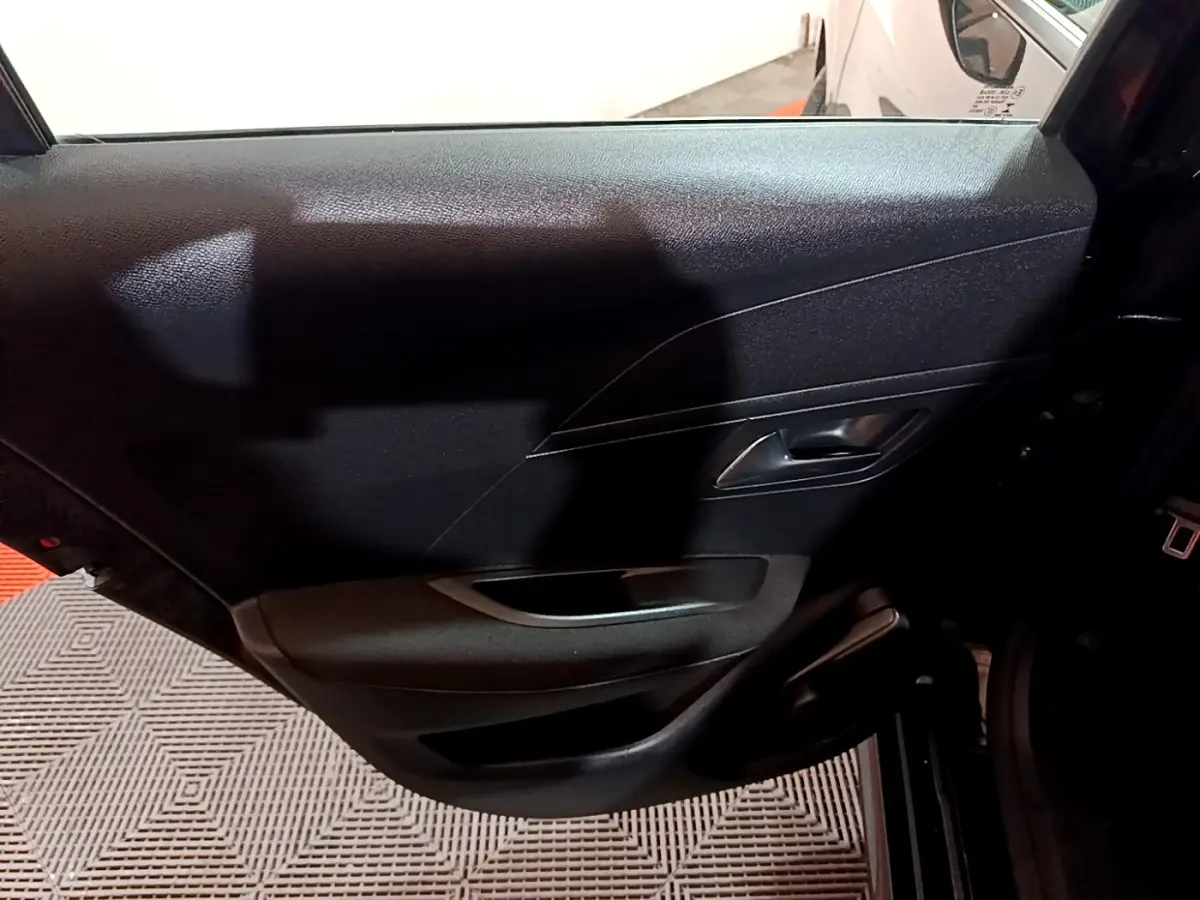 Vue intérieure de la porte arrière droite noire de la Peugeot 208 BlueHDi 100 S&S Active Business 2020.