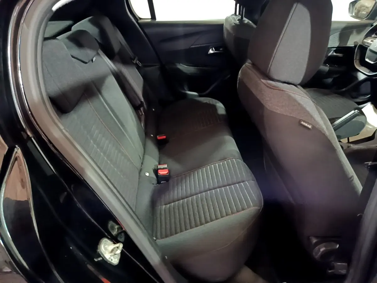 Vue intérieure côté gauche sur la banquette arrière noire de la Peugeot 208 BlueHDi 100 S&S Active Business 2020.