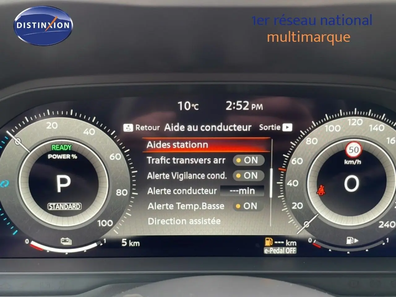 Tableau de bord numérique du Nissan Qashqai 2025, affichant l'aide au conducteur et la vitesse à 0 km/h.