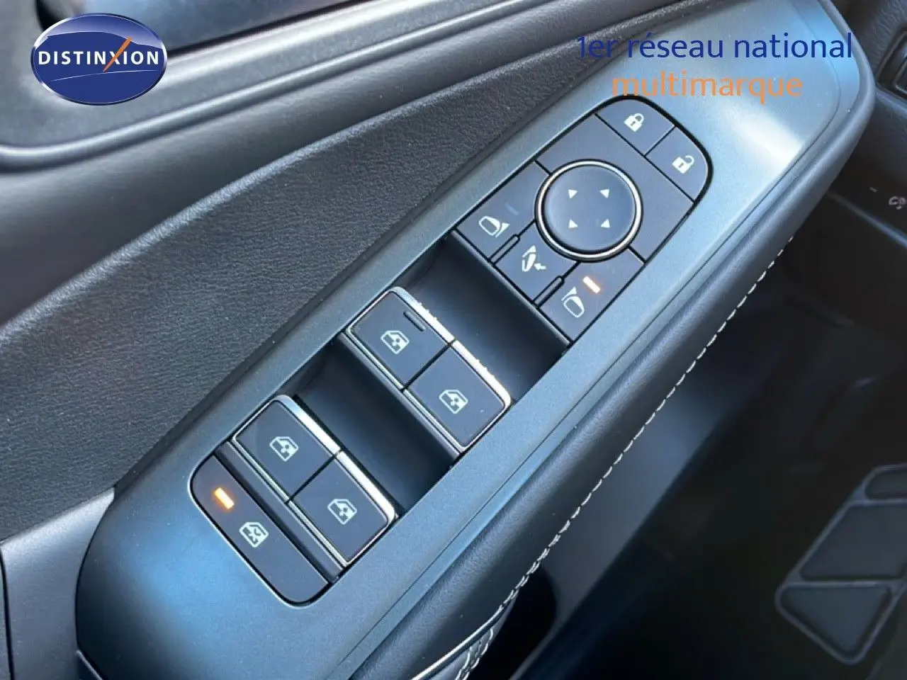 Gros plan sur les commandes des vitres et rétroviseurs côté gauche du Nissan Qashqai gris argile 2025.