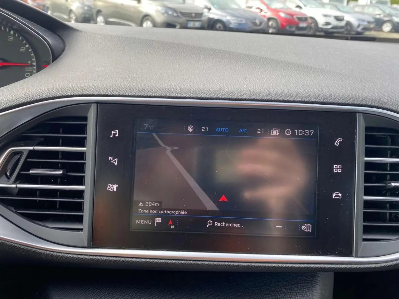 Écran tactile central du tableau de bord de la Peugeot 308 2018 affichant la navigation connectée.