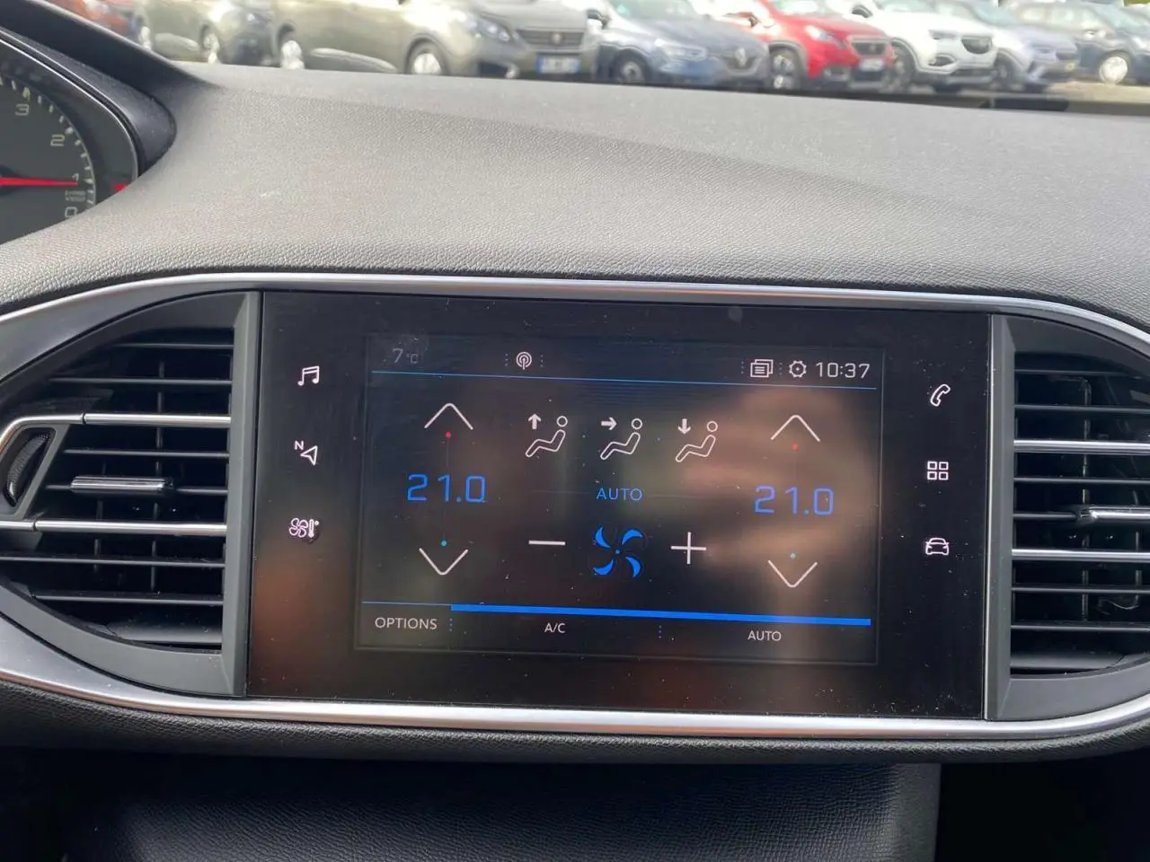 Vue rapprochée de l'écran tactile central de la Peugeot 308 2018, affichant la climatisation automatique bi-zone.