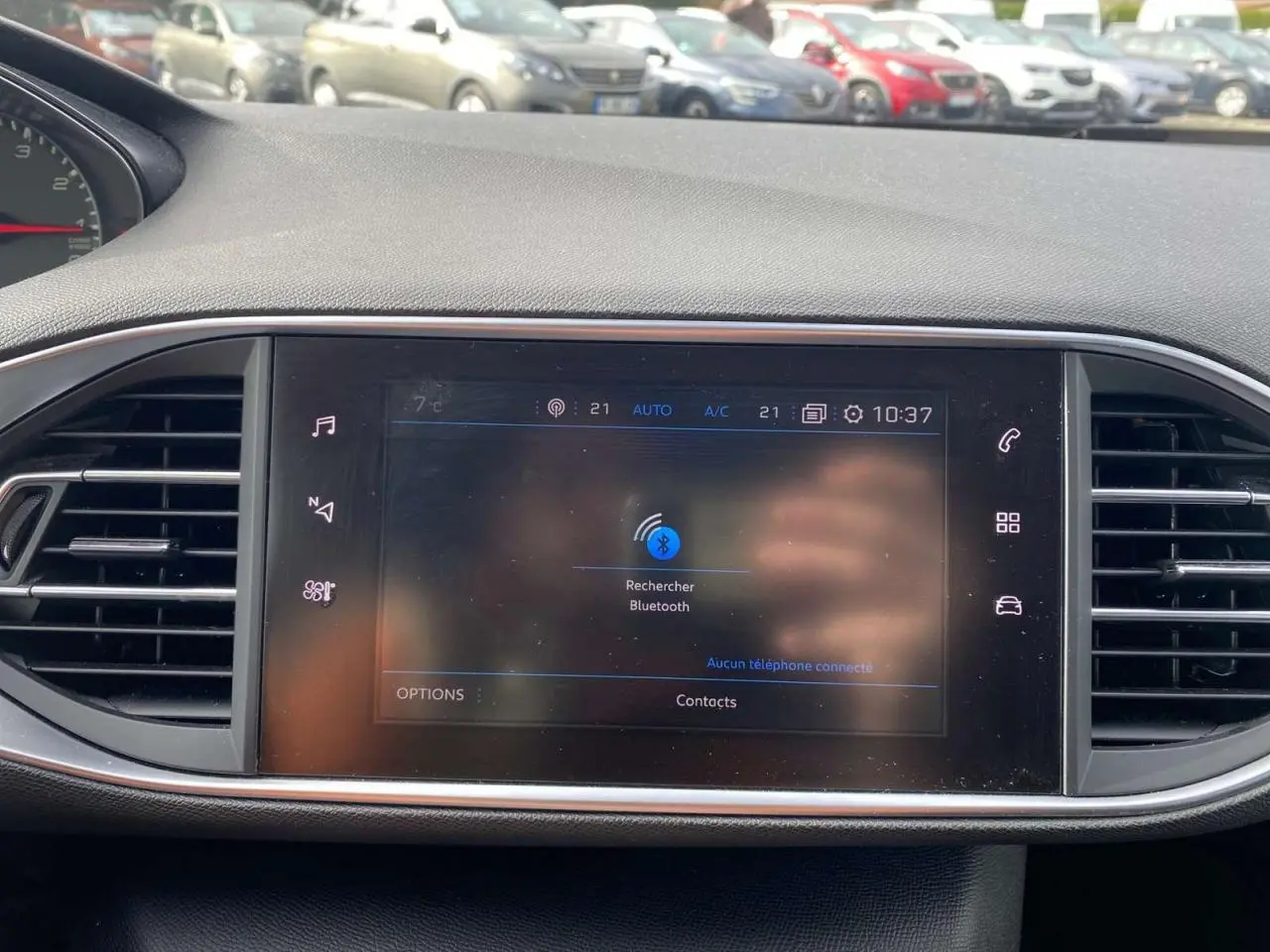 Vue rapprochée de l’écran tactile central du tableau de bord de la Peugeot 308, avec les aérateurs latéraux visibles.