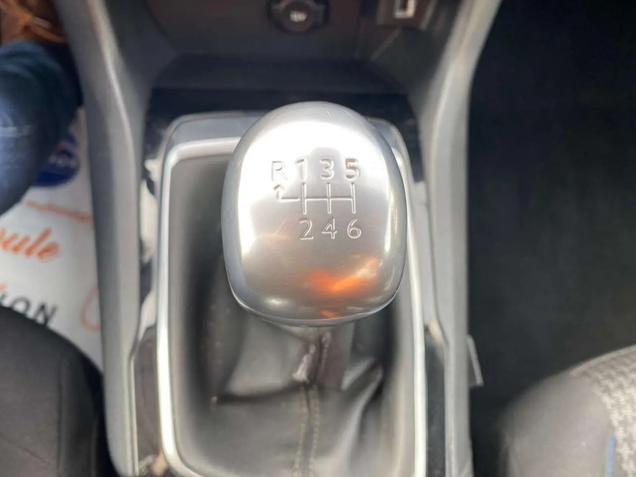 Gros plan sur le levier de vitesses manuel argenté de la Peugeot 308 2018, intérieur noir visible autour.