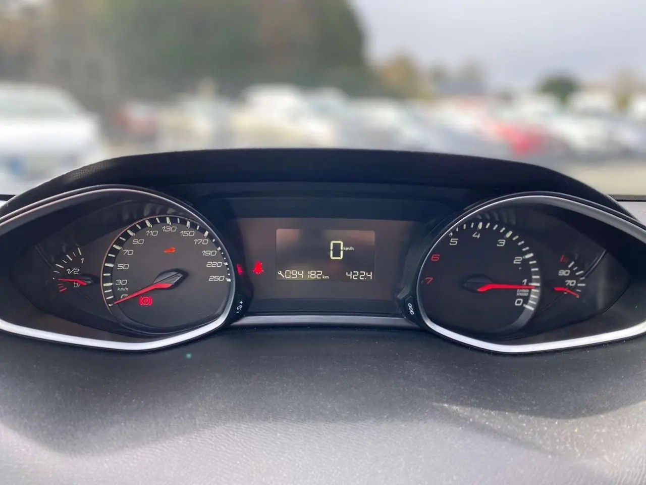Vue rapprochée du tableau de bord de la Peugeot 308 2018, affichant le compteur de vitesse et le compte-tours.