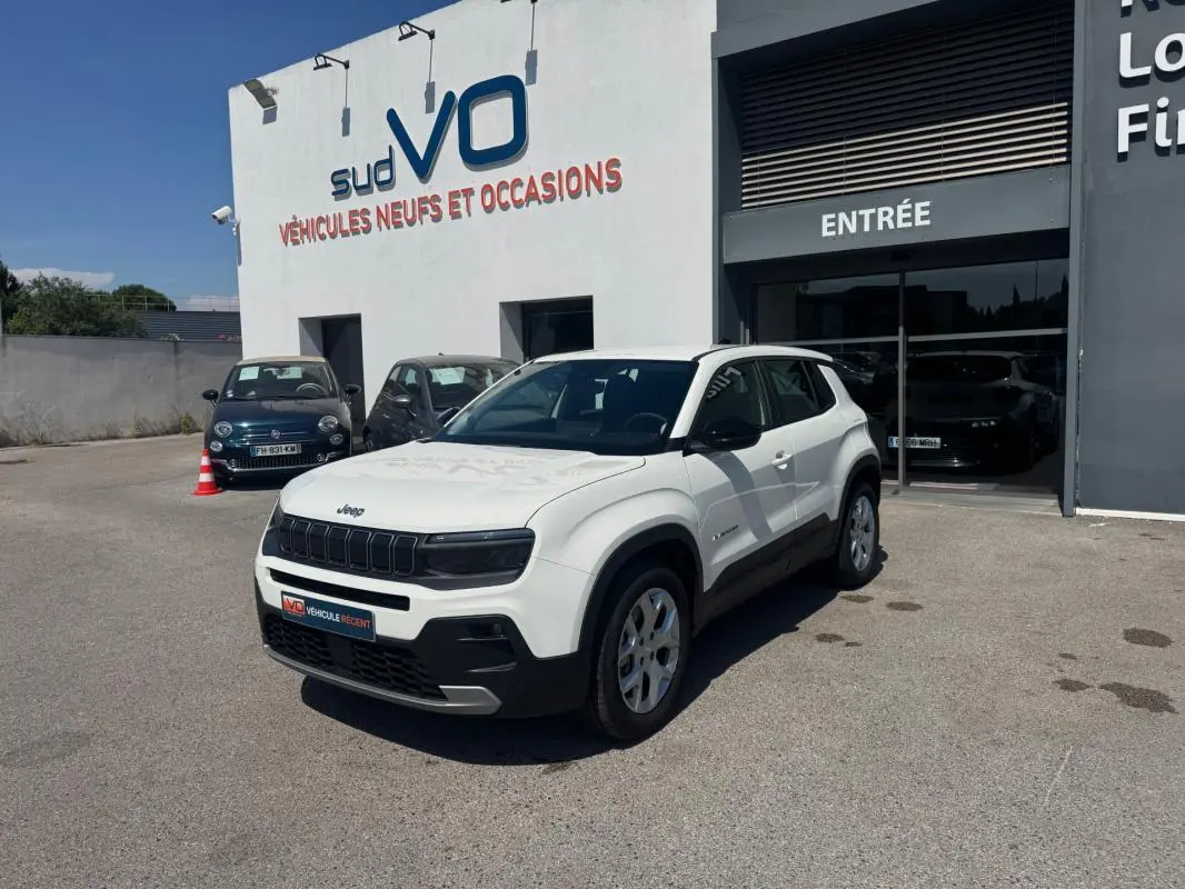 Jeep Avenger électrique blanc en 3/4 avant droit, avec jantes alliage 17 pouces et calandre noire distinctive.