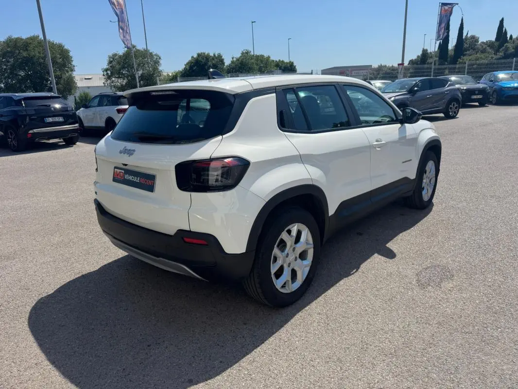 Jeep Avenger électrique blanc vu en 3/4 arrière droit, avec jantes alliage 17 pouces et toit ouvrant en verre.