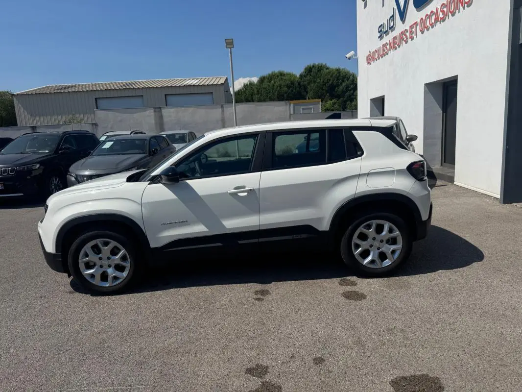 Jeep Avenger électrique blanc vu de profil côté gauche, avec jantes alliage 17 pouces et toit ouvrant en verre.