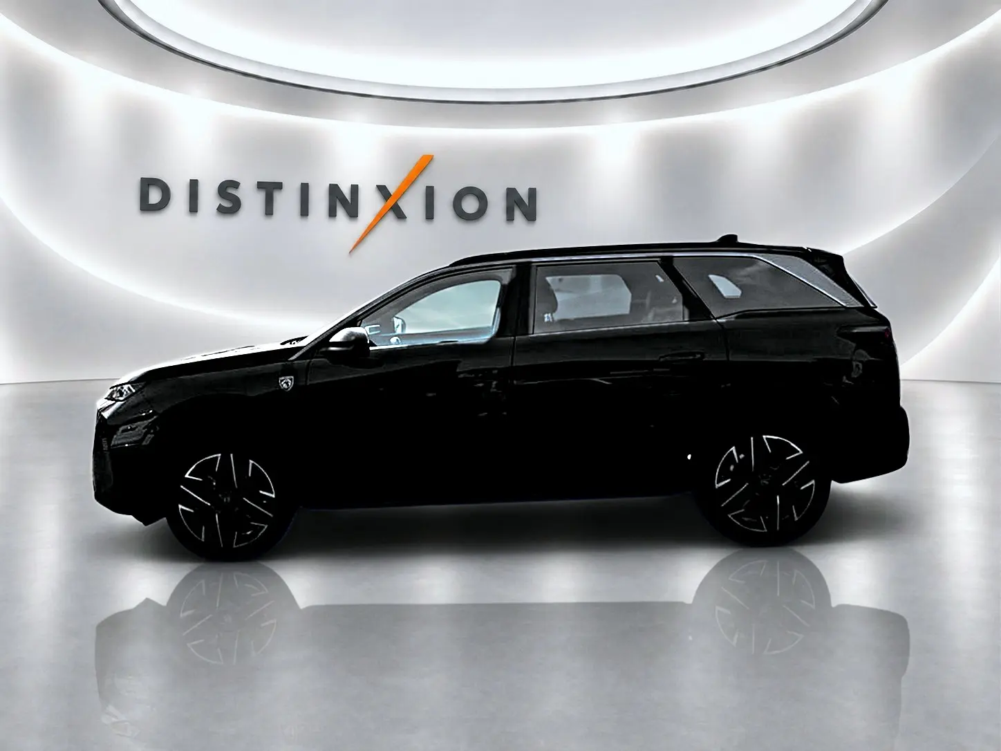Profil côté gauche du Peugeot 5008 Hybrid 145 GT e-dcs6 noir, avec jantes alu et silhouette élancée en studio.
