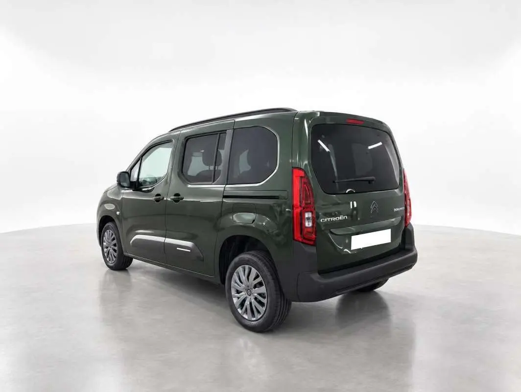 Vue 3/4 arrière droite d'un Citroën Berlingo 2026 Sirkka green avec vitres surteintées et barres de toit.