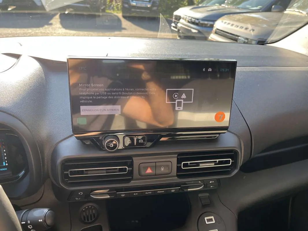 Vue intérieure du tableau de bord du Citroën Berlingo 2026 avec écran tactile central et commandes de climatisation.
