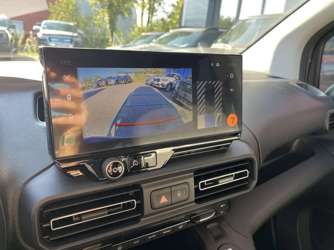 Vue intérieure du tableau de bord du Citroën Berlingo 2026 avec écran tactile affichant la caméra de recul.