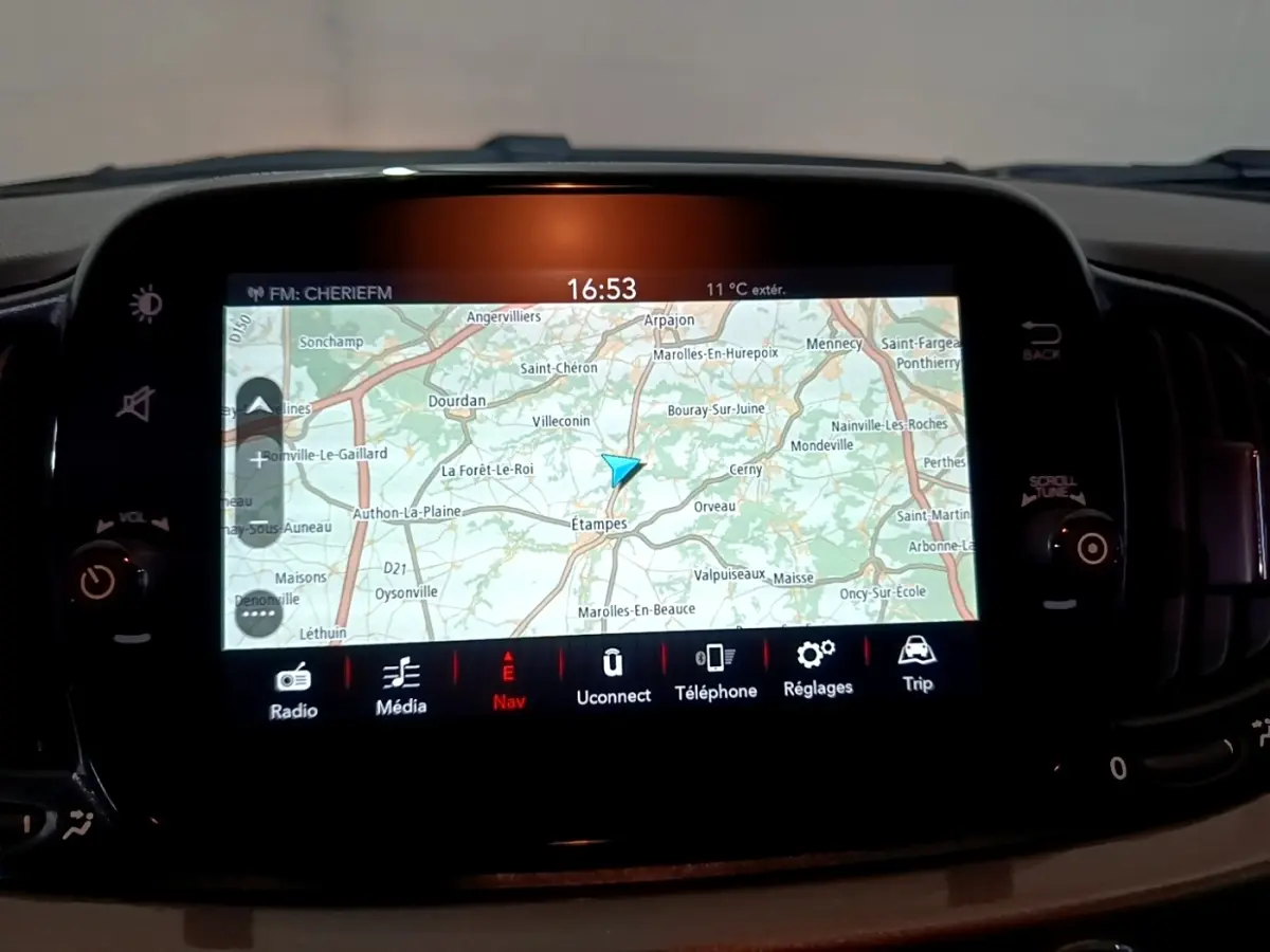Écran tactile central affichant la navigation GPS dans l’habitacle d’une Fiat 500 gris foncé, vue de face.