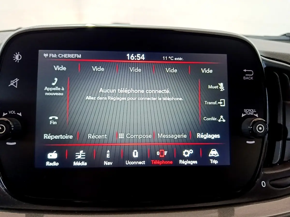 Écran tactile central de la Fiat 500 Dolcevita 2022 affichant le menu téléphone, vue de face en intérieur.