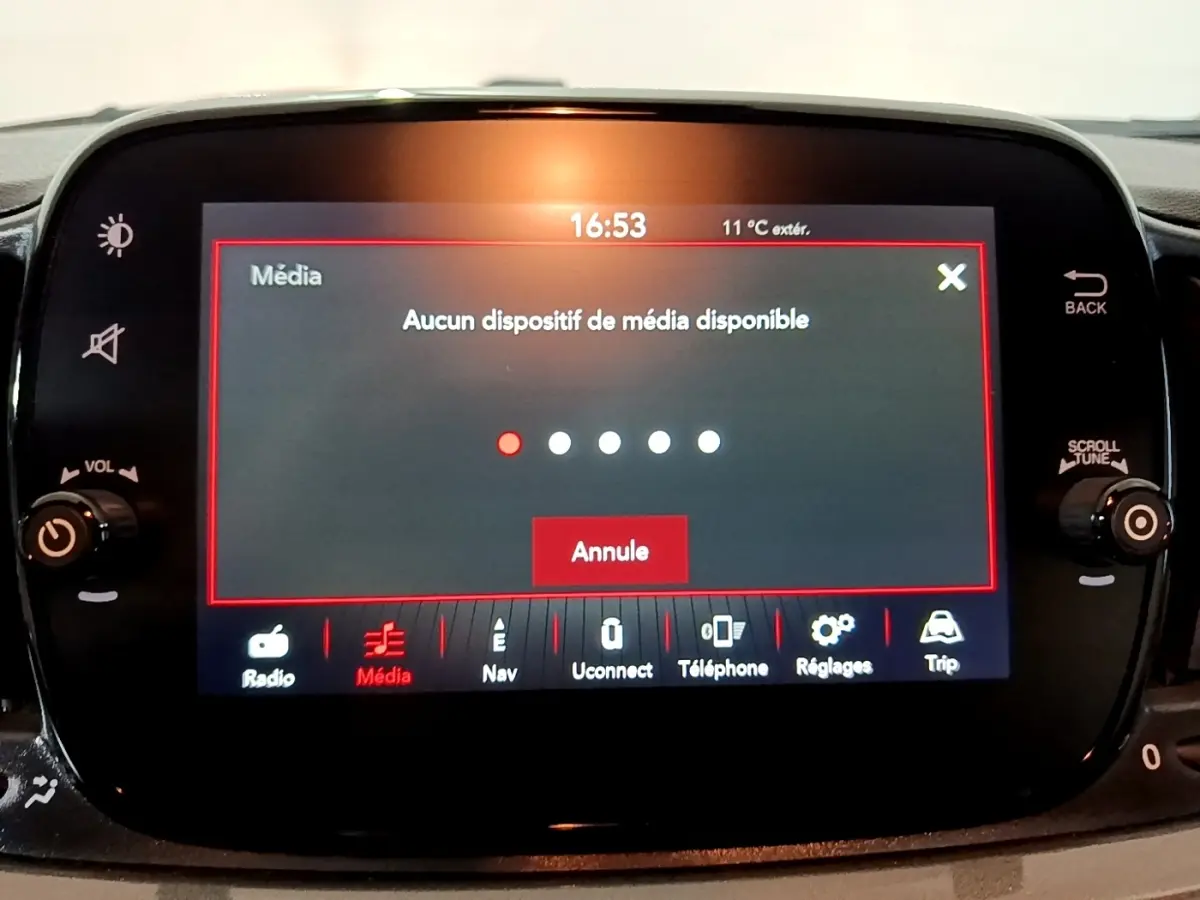 Écran tactile central du tableau de bord de la Fiat 500 gris foncé, affichant le menu média sans dispositif connecté.