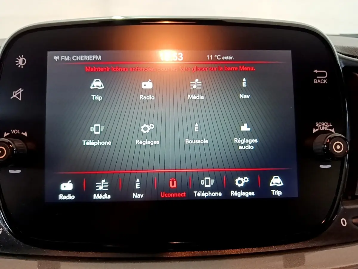 Écran tactile central de la Fiat 500 gris foncé, affichant le menu multimédia avec options radio et navigation.