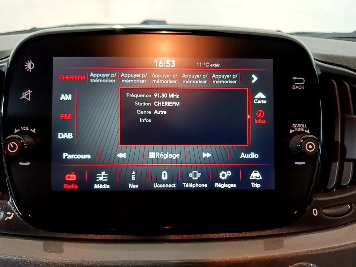 Écran tactile central de 7 pouces affichant la radio FM dans l’habitacle d’une Fiat 500 gris foncé.