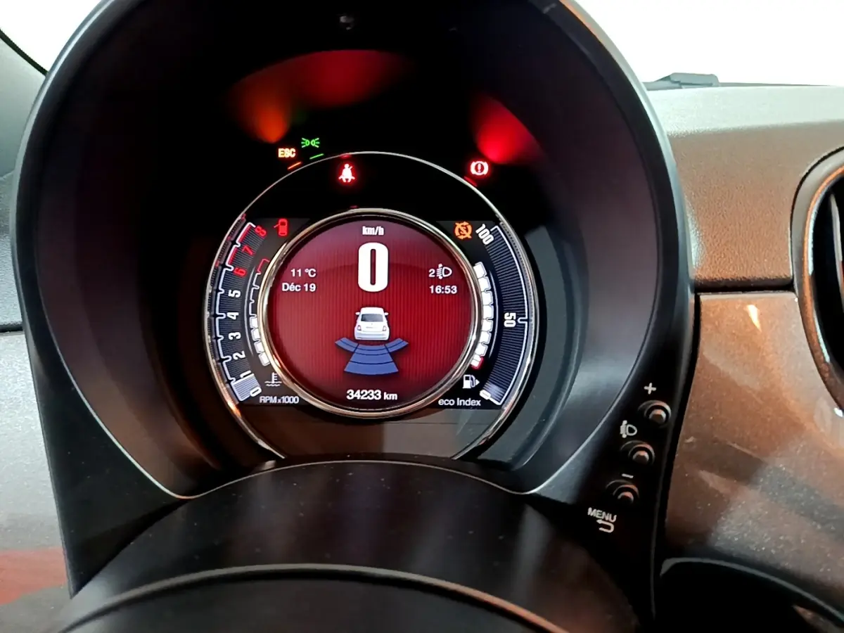 Gros plan sur le tableau de bord numérique rouge de la Fiat 500 1.0 gris foncé, affichant la vitesse à 0 km/h.