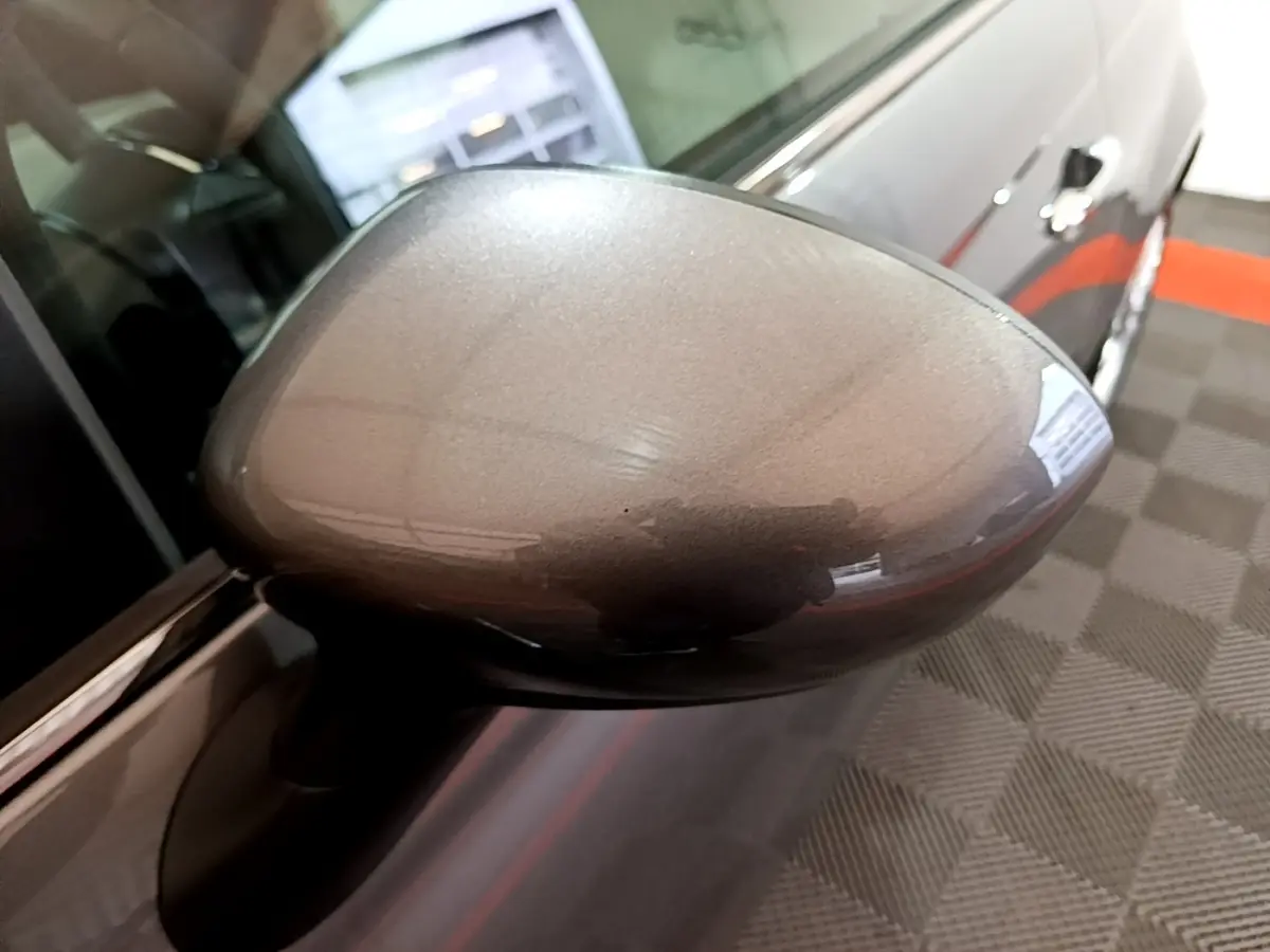 Rétroviseur côté conducteur gris foncé de la Fiat 500 1.0 70ch BSG Dolcevita, vue rapprochée en angle avant gauche.