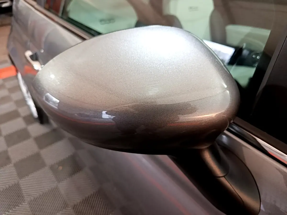Gros plan sur le rétroviseur côté conducteur gris foncé du FIAT 500 1.0 70ch BSG Dolcevita 2022.