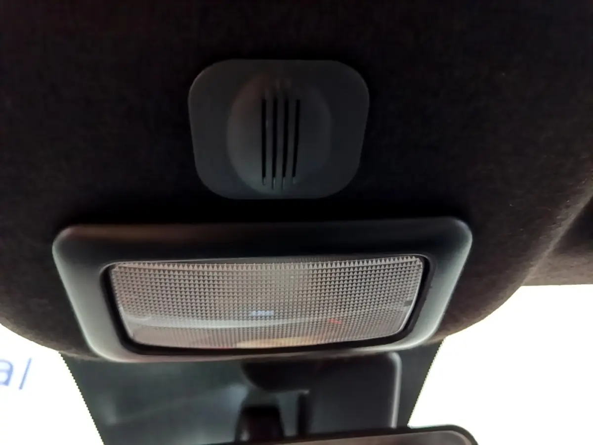 Plafonnier intérieur noir vu de dessous dans une Fiat 500 1.0 70ch BSG Dolcevita gris foncé, 2022.