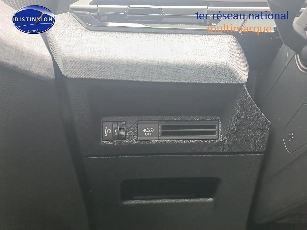 Détail intérieur montrant les commandes d’éclairage et d’aide à la conduite sur le côté gauche du Peugeot 5008 gris Artense.