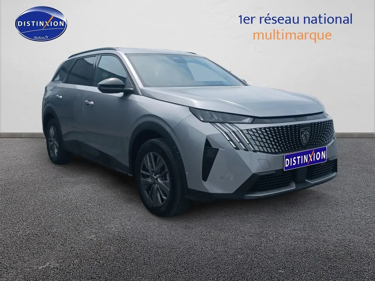 Peugeot 5008 Hybrid gris artense en 3/4 avant droit avec calandre distinctive et jantes alu.