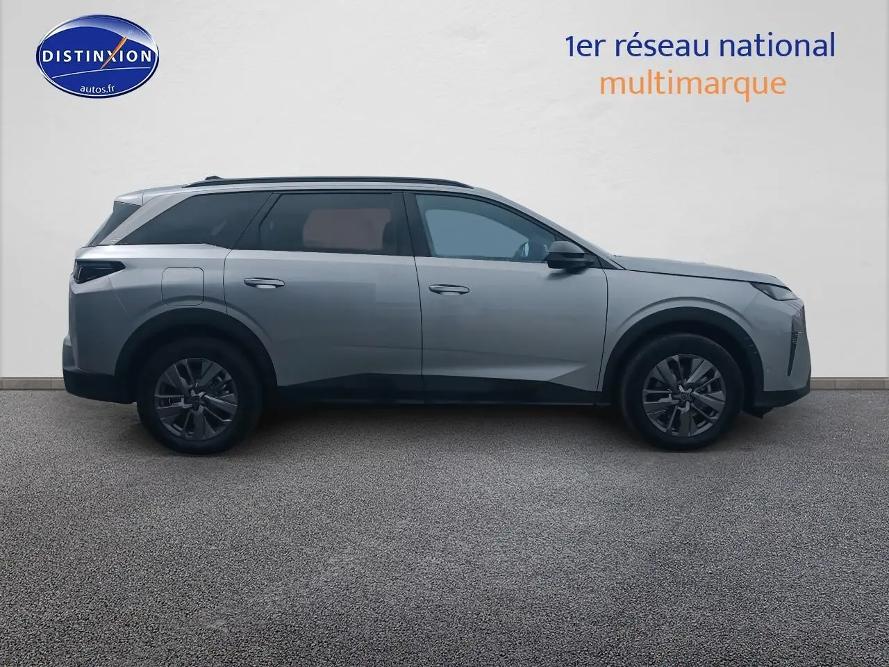 Vue de profil côté gauche d’un Peugeot 5008 Hybrid 145 allure gris artense avec jantes alu et vitres surteintées.