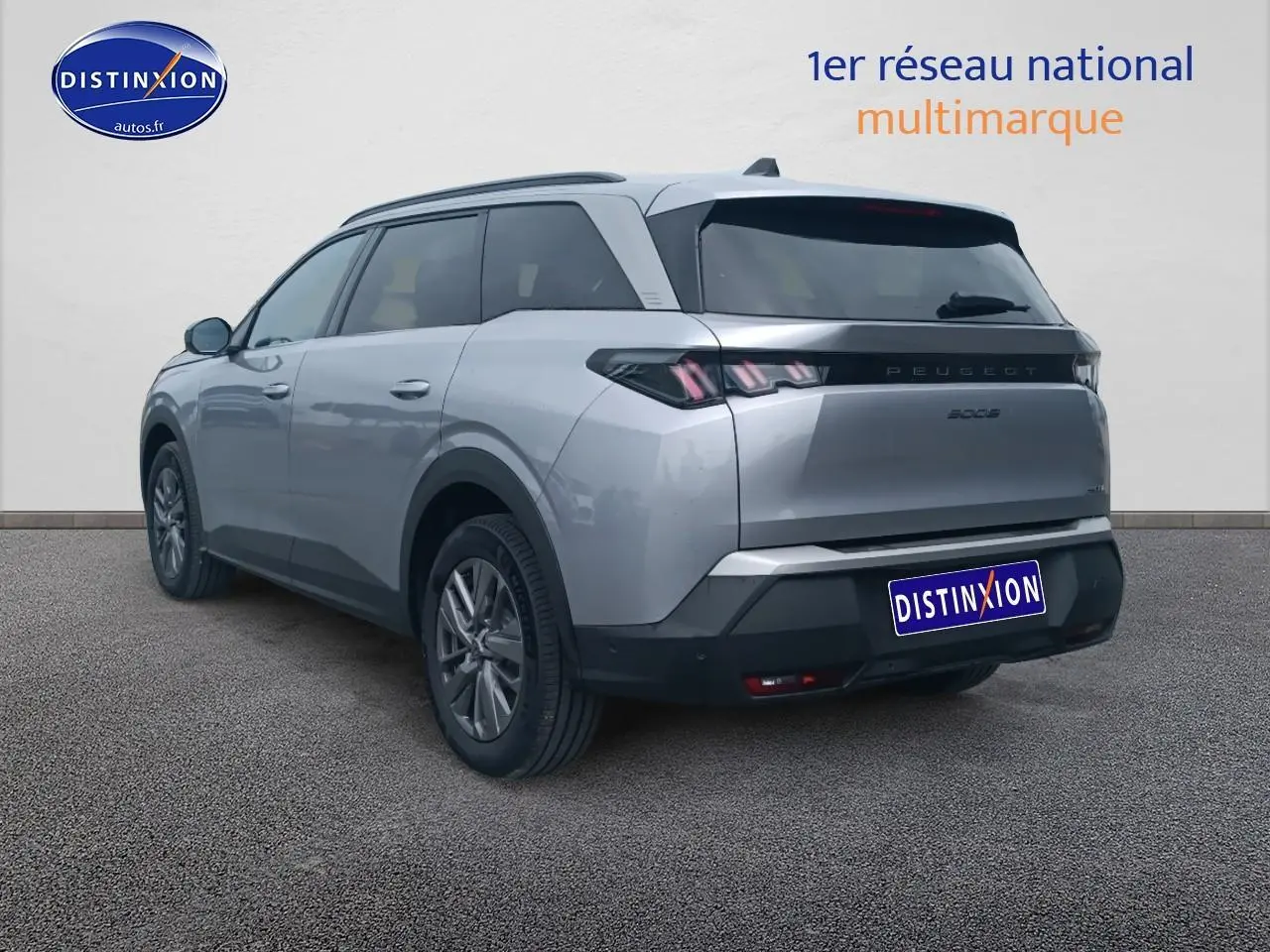 Peugeot 5008 Hybrid gris artense vue 3/4 arrière droit, feux LED et lunette arrière surteintée visibles.