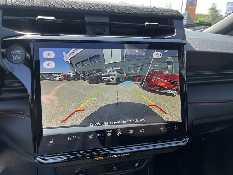 Vue de l'écran intérieur du Ford Puma blanc 2025 ST-Line X montrant la caméra de recul avec lignes de guidage colorées.