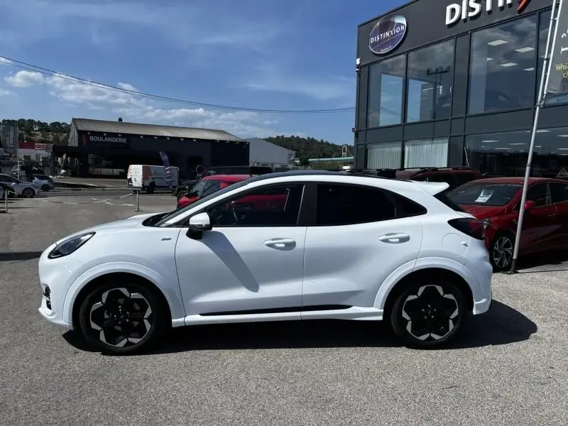 Ford Puma blanc en vue de profil côté gauche, version 1.0 EcoBoost Hybrid ST-Line X avec jantes noires distinctives.