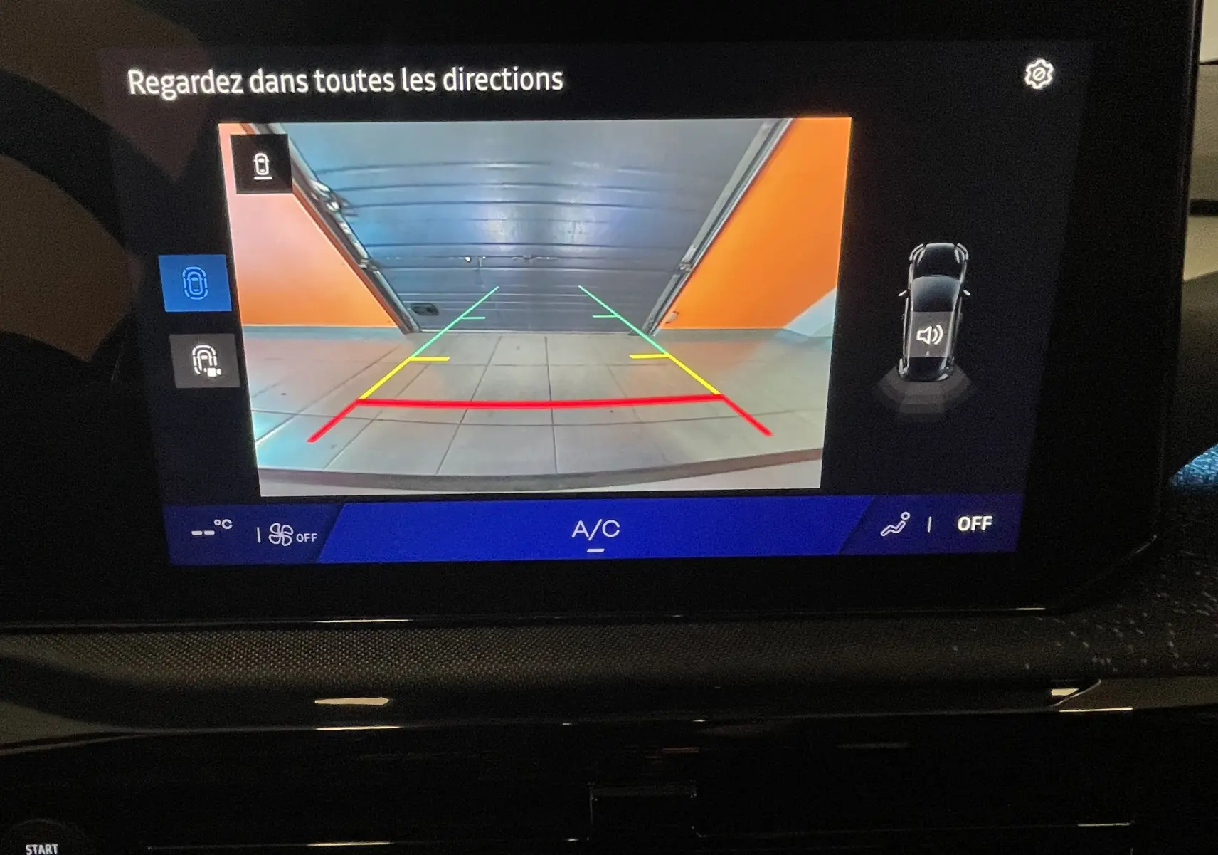 Écran multimédia de la Renault Clio VI TCe 115ch Techno montrant la caméra de recul avec guidage coloré.
