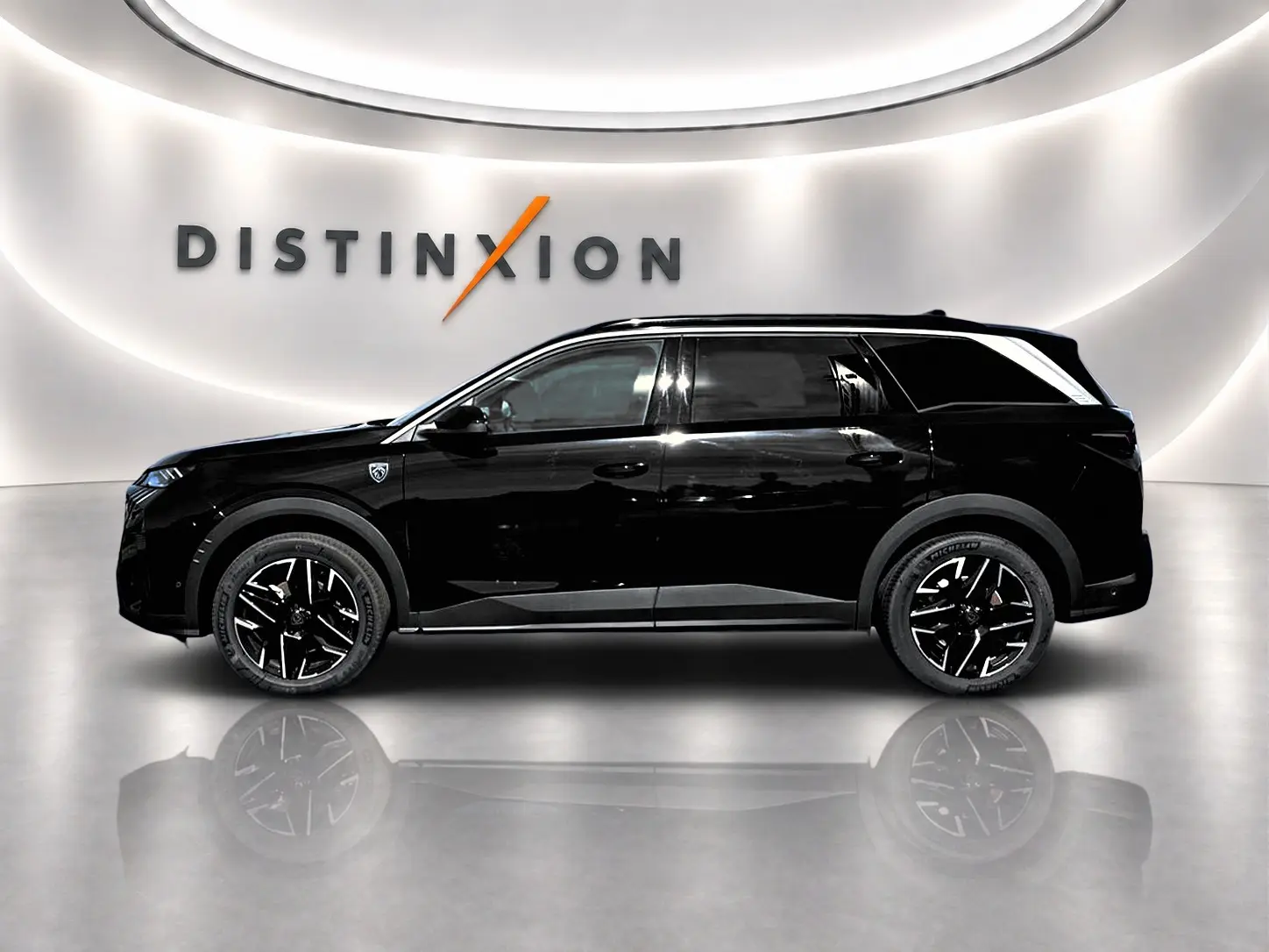 Peugeot 5008 Hybrid 145 GT noir en profil droit, avec jantes alu noires et vitres arrière surteintées.