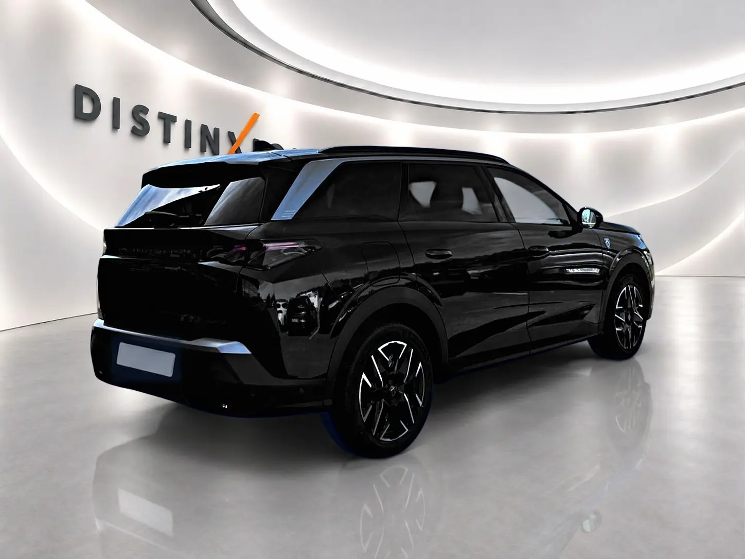 Vue 3/4 arrière droite d’un Peugeot 5008 Hybrid 145 GT noir, avec jantes alu et toit noir brillant en showroom.