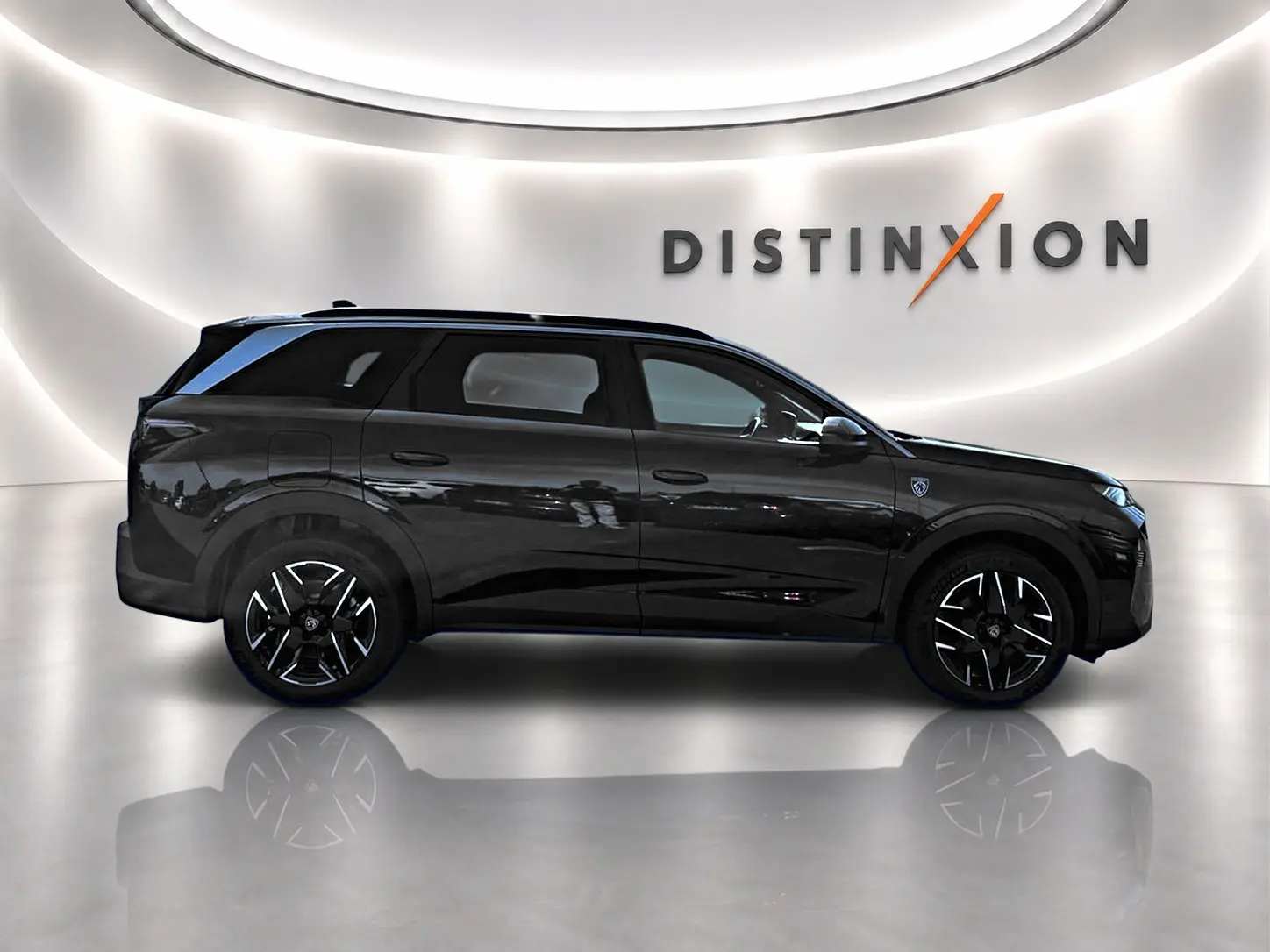 Peugeot 5008 Hybrid 145 GT noir vue de profil côté gauche, jantes alu noires et logo Distinxion en arrière-plan.
