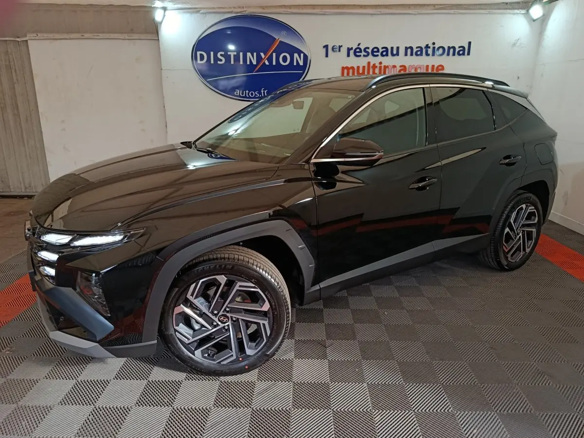 Vue 3/4 avant droit du Hyundai Tucson 1.6 Hybrid 239 Creative noir brillant avec jantes alliage au design moderne.