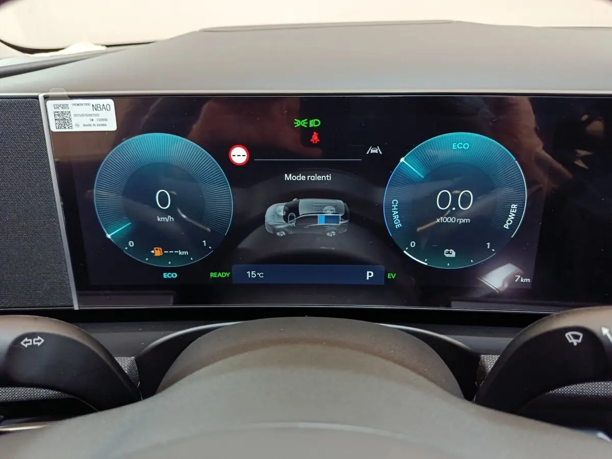 Vue rapprochée du combiné d'instruments numérique du Hyundai Tucson 1.6 Hybrid 239 Creative, affichage multifonctions en mode ralenti.