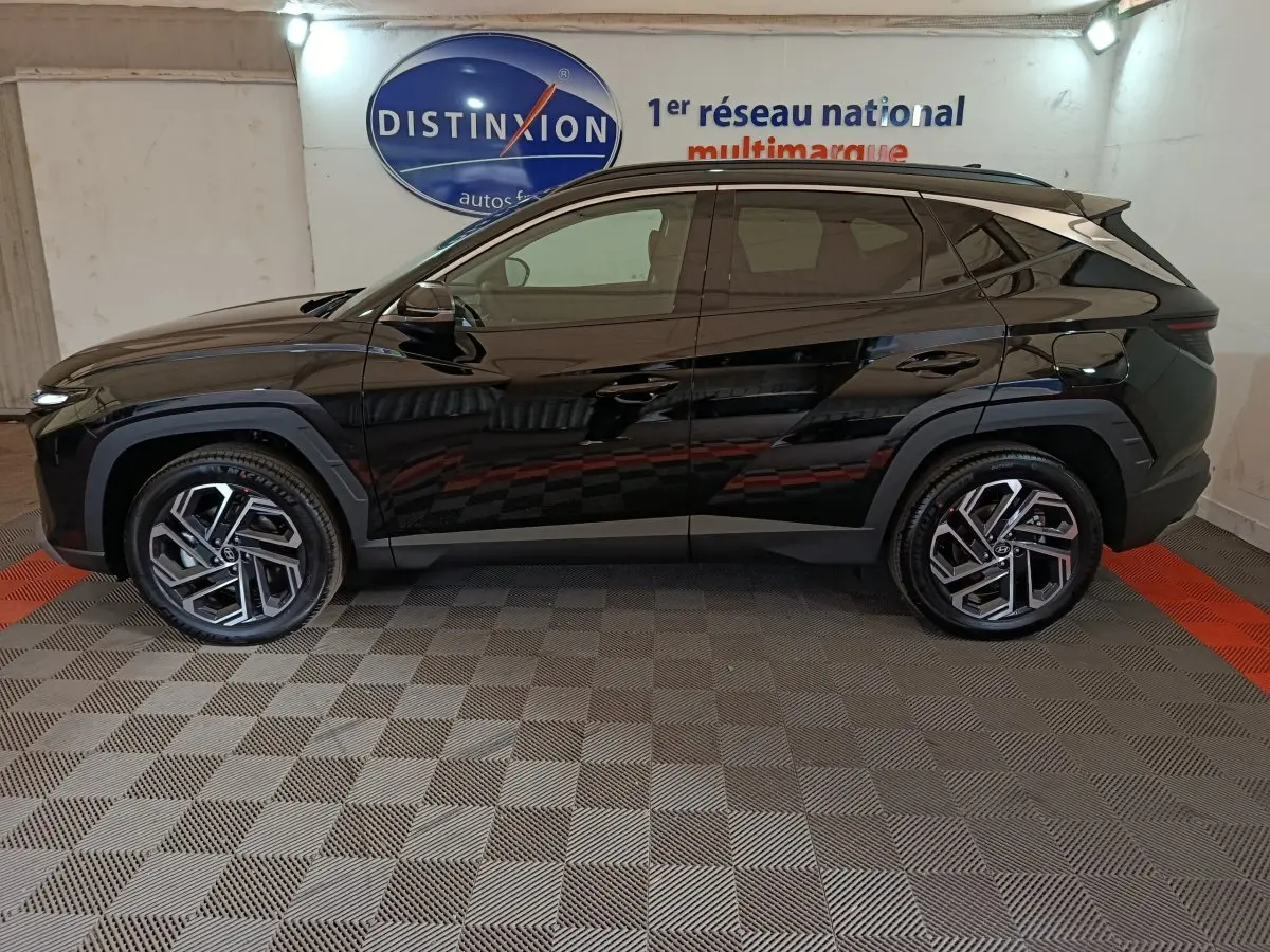 Vue latérale droite du Hyundai Tucson 1.6 Hybrid 239 Creative noir, soulignant ses jantes alliage et lignes modernes.