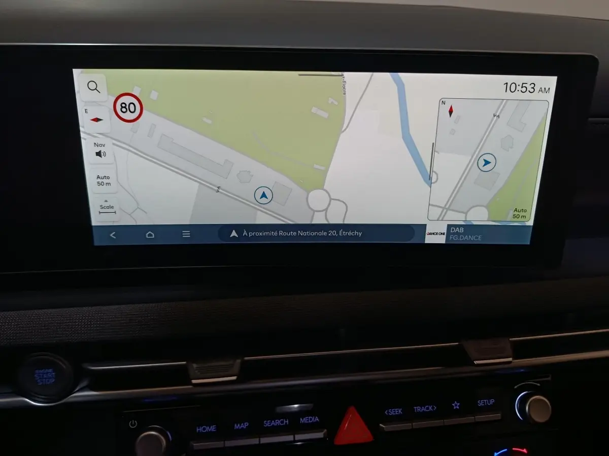 Vue intérieure du tableau de bord du Hyundai Tucson 2025 noir, avec écran tactile de navigation 12,3 pouces allumé.