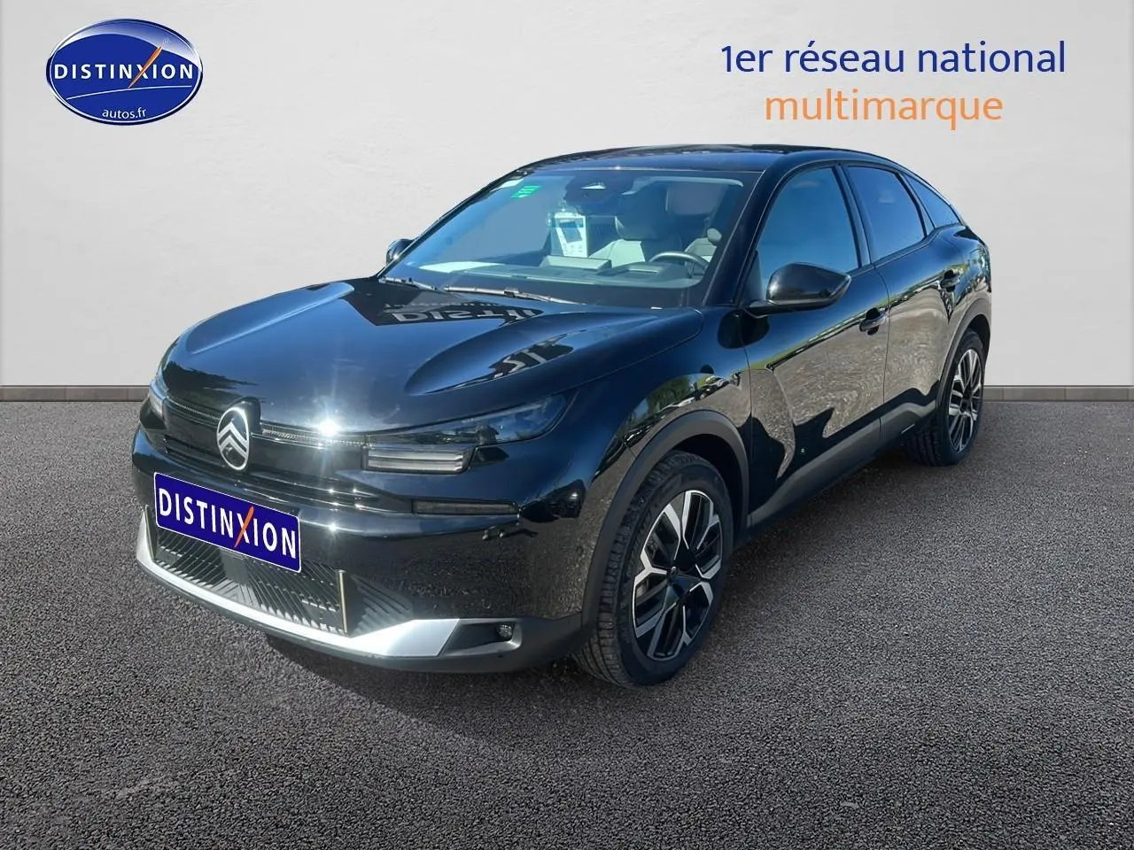 Citroën C4 noire vue en 3/4 avant droit avec jantes alliage et calandre distinctive brillante.