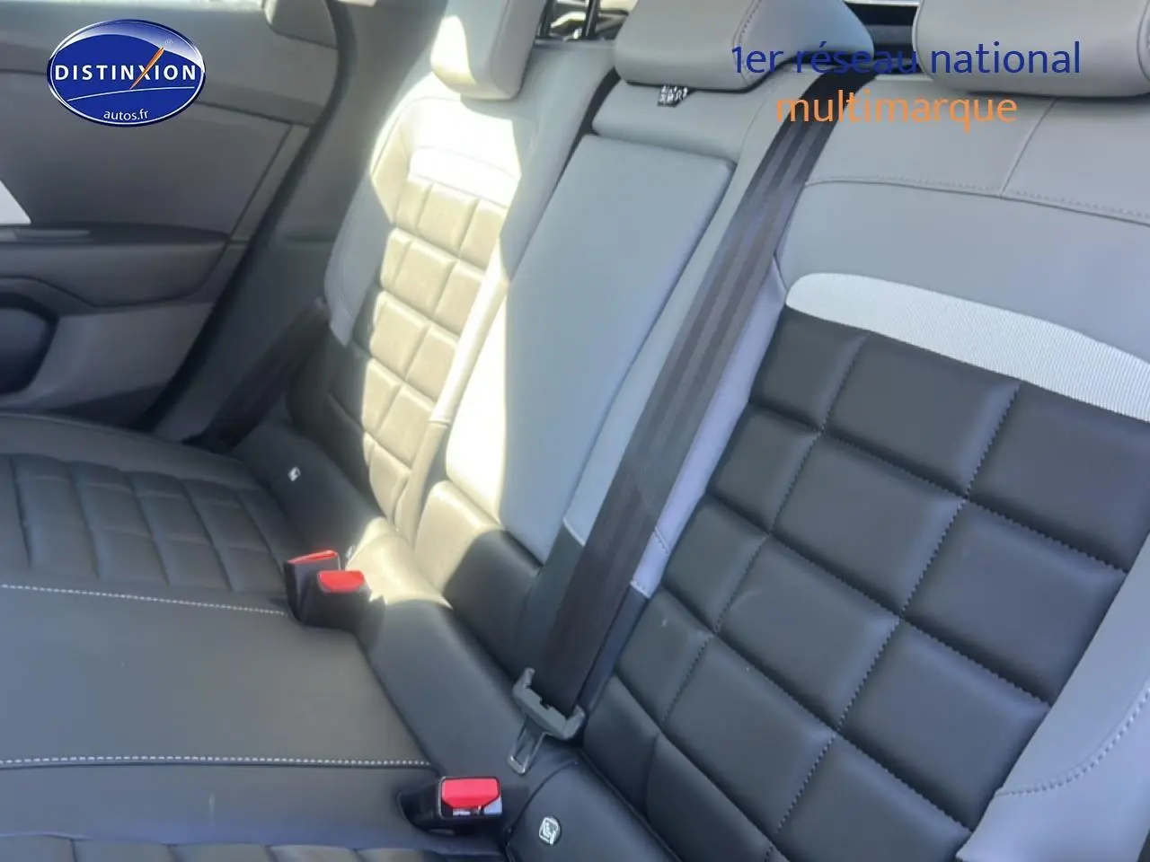 Vue rapprochée de la banquette arrière bicolore noir et gris clair de la Citroën C4 2025.