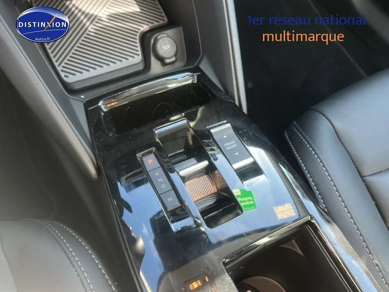 Console centrale noire brillante avec sélecteur de vitesses automatique et bouton Drive Mode dans une Citroën C4 hybride 2025.
