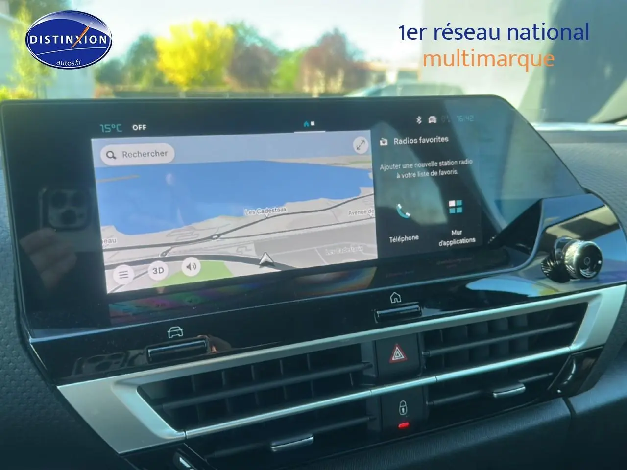 Écran tactile central du tableau de bord de la Citroën C4 hybride 2025, affichant la navigation GPS.