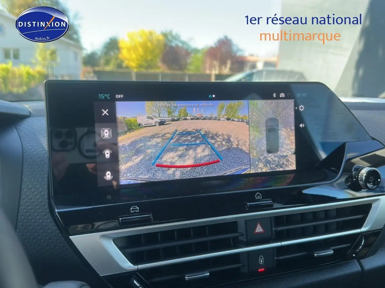 Écran tactile intérieur de Citroën C4 noir montrant la caméra de recul avec vue arrière et vue 360° du véhicule.