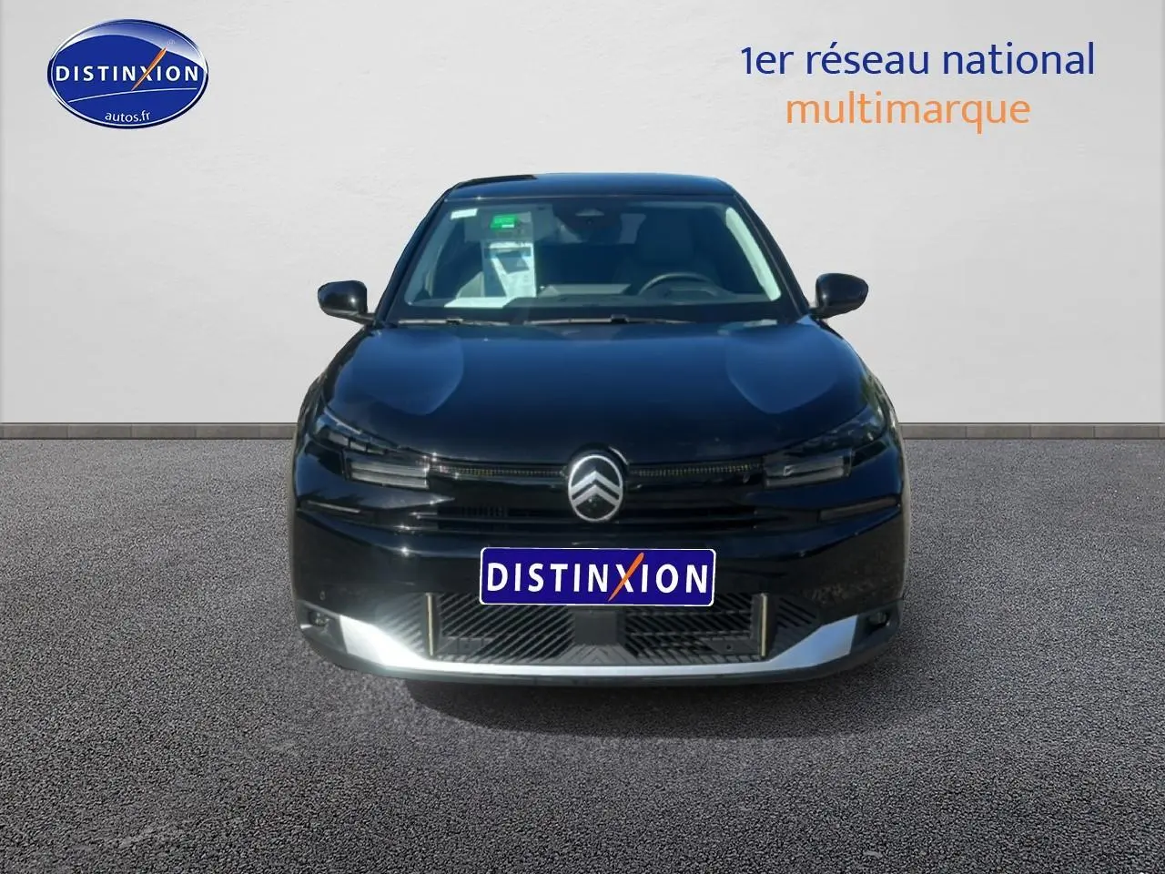 Vue avant d'une Citroën C4 noire 2025 avec calandre épurée et logo centré sur fond neutre.