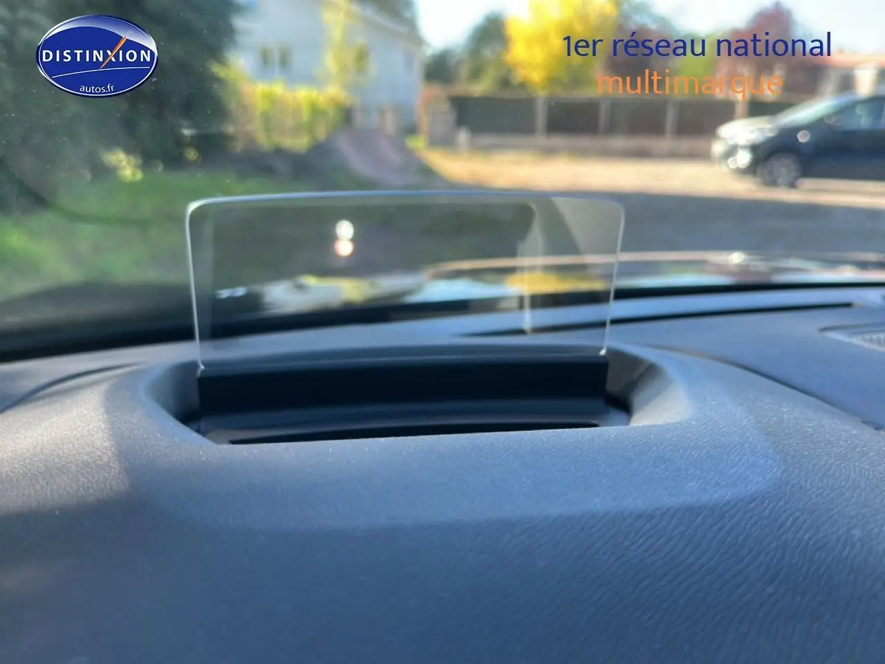 Affichage tête haute transparent sur tableau de bord noir d'une Citroën C4 hybride 2025, vue intérieure avant.