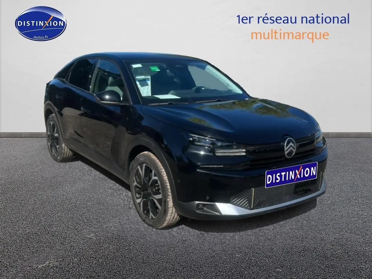 Citroën C4 hybride noire vue en 3/4 avant droit, avec jantes alu et calandre distinctive noire.