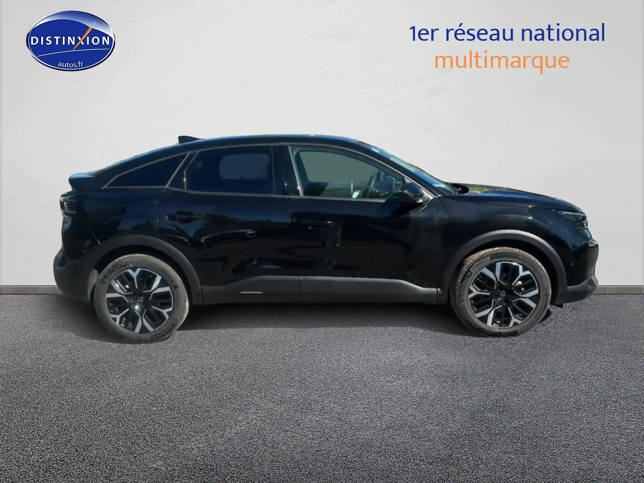 Profil côté gauche d'une Citroën C4 noire 2025 avec jantes alliage et vitres surteintées.